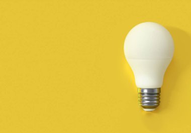 Sarı zemin üzerinde LED ampul, yaratıcı fikirler konsepti
