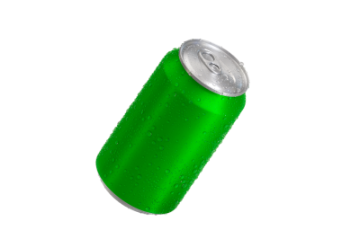 Su damlalı yeşil alüminyum soda kutusu, şeffaf arkaplan