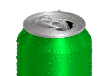 Su damlaları ve şeffaf arkaplan içeren alüminyum yeşil soda kutusunu aç