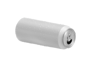 Su damlaları ve şeffaf arkaplan ile beyaz alüminyum soda kutusu aç