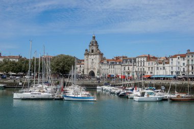 Eski Limanın Panorama 'sı ve arka planda Büyük Saat Kapısı, La Rochelle, Güneybatı Fransa.