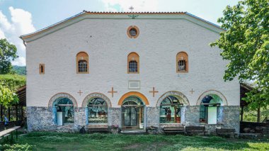  Ograzhden Dağı 'ndaki Churilovo Manastırı' ndaki Aziz Georgi Kilisesi, Petrich Belediyesi, Bulgaristan.                               
