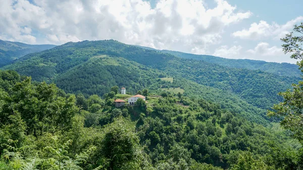 01_ブルガリア ペトリッヒ市オグラッデン山にあるチュリロフスキー修道院聖ゲオルギへのパノラマ — ストック写真