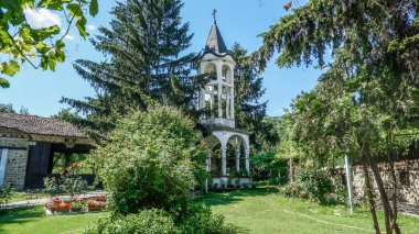 İç avlunun ve Kapinovski Manastırı 'nın çan kulesinin manzarası 1272 yılında, Bulgaristan' ın Veliko Tarnovo bölgesinde kuruldu..