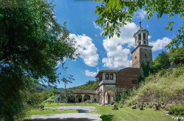 1212 yılında inşa edilen Plakovo Manastırı Aziz Elçi Elijah manzarası, Veliko Tarnovo bölgesi, Bulgaristan.                               