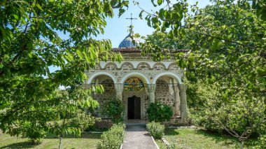 Plakovo Manastırı Tapınağı 'nın Panoraması St. Prophet Elijah tarafından 1212 yılında inşa edildi, Veliko Tarnovo bölgesi, Bulgaristan.