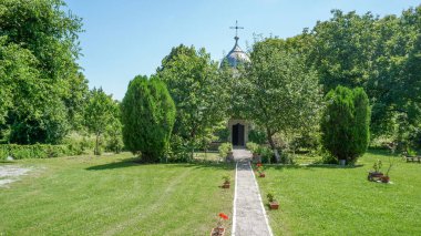 Plakovo Manastırı Tapınağı 'na yapılan 01 _ Panorama St. Prophet Elijah 1212 yılında inşa edildi, Veliko Tarnovo bölgesi, Bulgaristan.