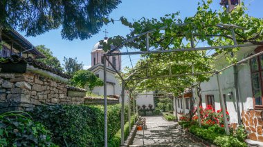 01 _ Bulgaristan 'ın Veliko Tarnovo bölgesindeki Arbanassi köyündeki Güzel Manastır Aziz Nicholas' ın güzel iç avlusu. 