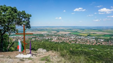 Lyaskova Manastırı 'ndan Gorna Oryahovitsa' nın panoramik manzarası St. Peter ve Paul bölgesi, Veliko Tarnovo, Bulgaristan.