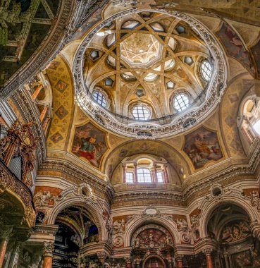 St. Lorenzo, Torino, İtalya Kraliyet Kilisesi 'nin panoramik manzarası..                               