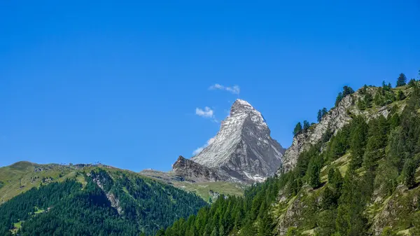    02 _ Panorama 'dan ünlü Matterhorn tepesine. Görüntü Zermatt, İsviçre.                            