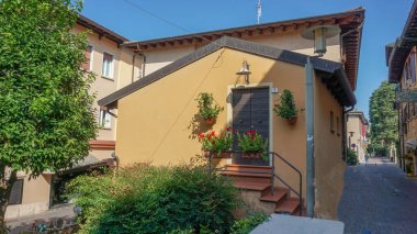 02 _ Sirmeone, İtalya 'da renkli bir ev cephesi.                               