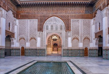Marakeş, Fas 'taki Madrassa ben Youssef' in iç avlusunda..