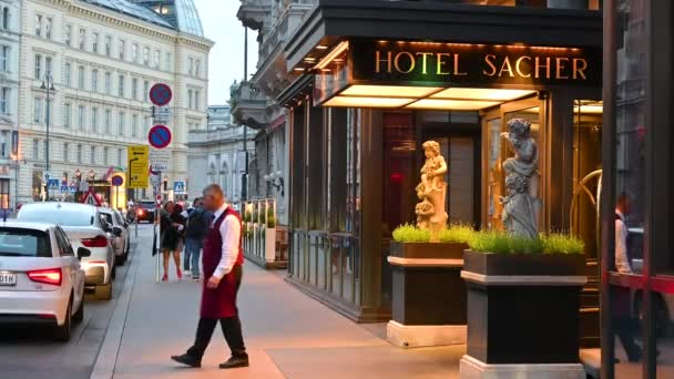 Vídeň Rakousko Srpen2022 Vchod Hotelu Sacher Kterému Předsedá Uniformovaná Služebná — Stock video