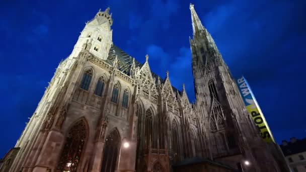 Avusturya Viyana Katedralin Inanılmaz Gece Görüntüleri Yoğun Mavi Gökyüzü Sağda — Stok video