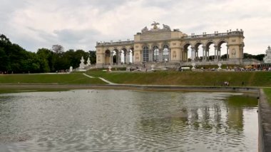 Viyana, Avusturya, Ağustos 2022. Schonbrunn parkındaki Gloriette köşkünün görüntüsü.