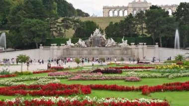 Viyana, Avusturya, Ağustos 2022. Schonbrunn saray bahçelerinde inanılmaz bir kamera görüntüsü. Muhteşem tasarım bahçelerini keşfeden sayısız turist. Tepede, Gloriette köşkü..