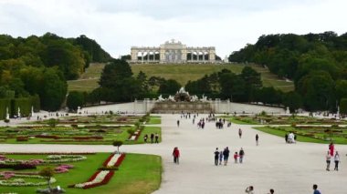 Viyana, Avusturya, Ağustos 2022. Schonbrunn saray bahçelerinde telefoto lensli inanılmaz görüntüler. Muhteşem tasarım bahçelerini keşfeden sayısız turist..