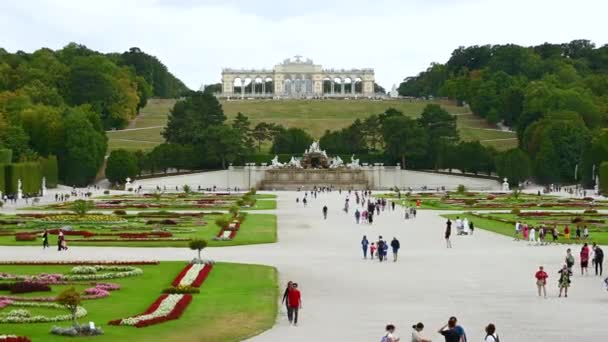 ウィーン オーストリア 2022年8月 シェーンブルン宮殿庭園の望遠レンズに近づいて素晴らしい映像 魅力的なデザインの壮大な庭園を探索する多くの観光客 — ストック動画