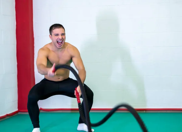 Красивый Мускулистый Молодой Человек Использующий Боевые Веревки Упражнений Спортзале Фокусируется — стоковое фото