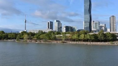 Viyana, Avusturya, Ağustos 2022. Şehrin modern kısmının kentsel manzarası: uno şehri. Donauturm 'daki Tuna Kulesi ve Washington' daki kara gökdelen göze çarpıyor. Eğim hareketi