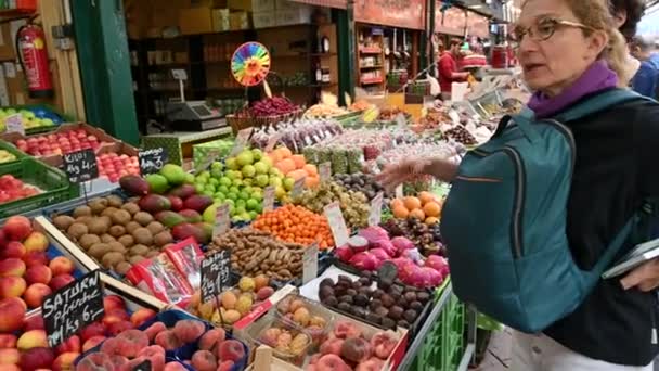Viyana Avusturya Ağustos 2022 Naschmarkt Pazarında Meyve Tezgahındaki Orta Yaşlı — Stok video