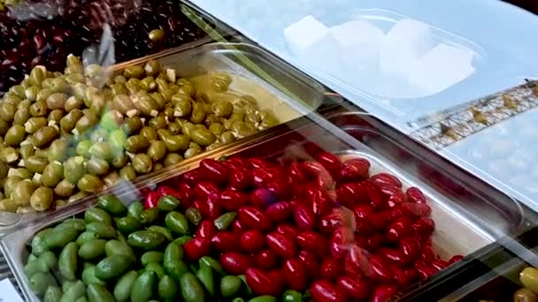2022年8月 奥地利维也纳 在著名的纳什马克市场拍摄的慢镜头中 卖主柜台上各种颜色的橄榄吸引了人们的目光 — 图库视频影像