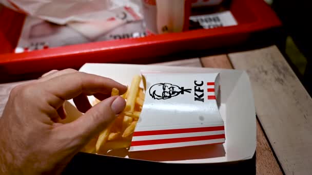 비엔나 오스트리아 2022 Kfc 감자튀김의 포장에서 감자칩을 들었습니다 — 비디오
