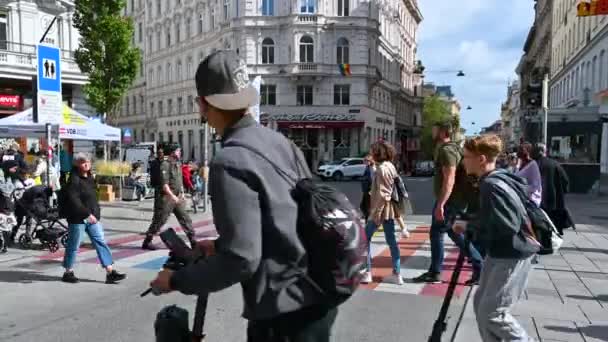 ウィーン オーストリア 2022年8月 虹の横断歩道のスローモーション映像 人々は彼らを通過する Lgtb運動の色 それは尊重とレズビアンのための平等な権利を主張します ゲイやトランスセクシャル — ストック動画