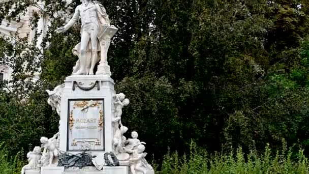 ウィーン オーストリア 2022年8月 バートガーデン庭園の街のリングに沿って モーツァルトに捧げられた像 傾斜映像 — ストック動画