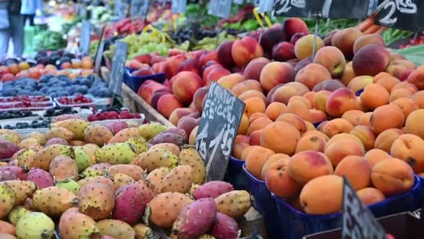 ウィーン オーストリア 2022年8月 ナシュマルクト市場では 季節の果物が展示されているスローモーションクローズアップ画像 アプリコット — ストック動画