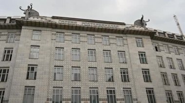 Viyana, Avusturya, Ağustos 2022. Modern postahane Sterreichische Postsparkasse 'ın ön yüzü ile güzel bir yavaş çekim görüntüsü. Çatıda iki melek var..