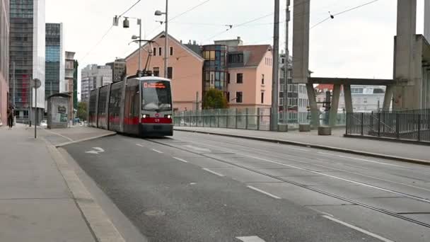 Wien Itävalta Elokuu 2022 Kuvamateriaalia Jossa Yksi Nykyaikaisista Tehokkaista Raitiovaunuista — kuvapankkivideo