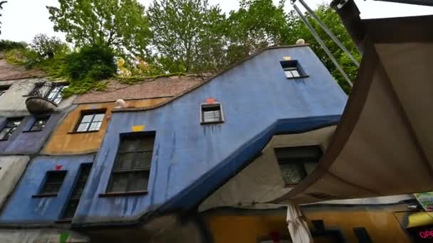 2022年8月 奥地利维也纳 维也纳Hundertwasser房子五彩斑斓的外立面上有植物和树木 镜头令人惊奇 住宅公寓楼潘运动 没有男孩 — 图库视频影像