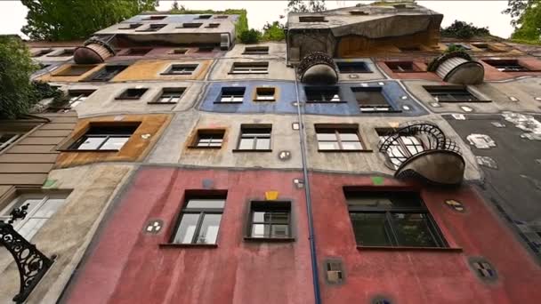 2022年8月 奥地利维也纳 维也纳Hundertwasser房子五彩斑斓的立面 有着广角镜头和低视角的标志性图像的美丽全景画面 住宅公寓 — 图库视频影像