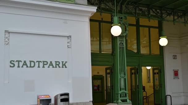 ウィーン オーストリア 2022年8月 Stadtpark地下鉄駅の映像 市内で最も古い公園の1つ 緑の書き込み コピースペース上の傾きの動き — ストック動画