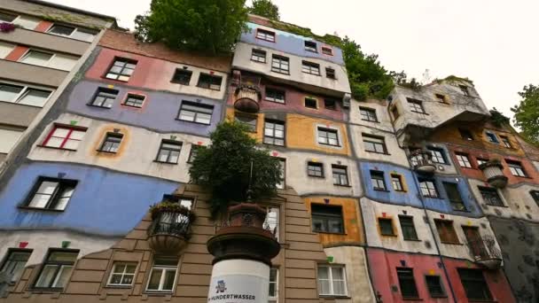 Viena Áustria Agosto 2022 Filmagem Incrível Fachada Colorida Com Plantas — Vídeo de Stock