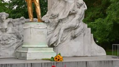 Viyana, Avusturya, Ağustos 2022. Stadtpark, Viyana, Avusturya 'da Johann Strauss' un altın heykeli olan anıt. Güzel bir yaz günü. Eğim hareketi.