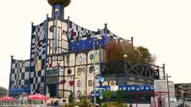 Viyana, Avusturya, Ağustos 2022. Spittelau enerji atığı ve bölgesel ısıtma tesisi. Ünlü Avusturyalı sanatçı ve mimar Friedensreich Hundertwasser tarafından tasarlandı. Açılışı 1992 'de yapıldı..