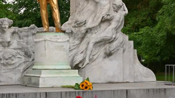 ウィーン オーストリア 2022年8月 ウィーンのシュタットパークにあるヨハン シュトラウスの黄金像の記念碑 美しい夏の日 傾きの動き — ストック動画