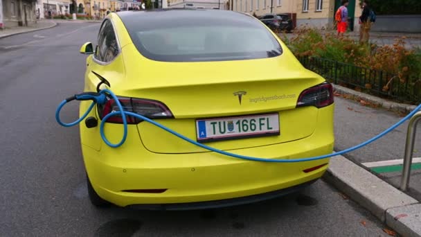 Viyana Avusturya Ağustos 2022 Grinzing Tepedeki Köyünde Tesla Dan Çarpan — Stok video