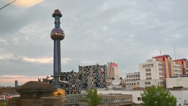 2022年8月 奥地利维也纳 地铁窗口惊人的电视画面 Spittelau废物转化为能源和地区暖气厂 建筑师Friedensreich Hundertwasser设计 — 图库视频影像