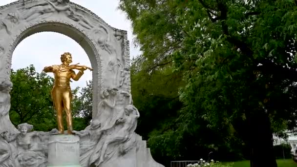ウィーン オーストリア 2022年8月 ウィーンのシュタットパークにあるヨハン シュトラウスの黄金像の記念碑 美しい夏の日 パン運動 — ストック動画