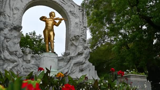 奥地利维也纳 2009年8月22日 奥地利 维也纳 斯塔特帕克 施特劳斯的黄金雕像纪念碑 美丽的夏日 — 图库视频影像