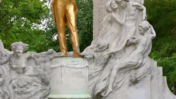 Wien Österreich August 2022 Das Denkmal Mit Der Goldenen Statue — Stockvideo