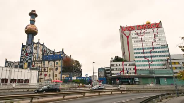 2022年8月 奥地利维也纳 Spittelau废物转化为能源和地区供热厂 由奥地利著名艺术家和建筑师Friedensreich Hundertwasser设计 总部在右边 — 图库视频影像