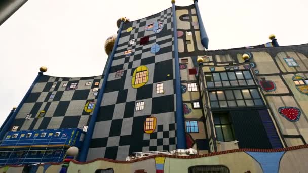 2022年8月 奥地利维也纳 Spittelau废物转化为能源和地区供热厂 由奥地利艺术家和建筑师Friedensreich Hundertwasser设计 潘运动 — 图库视频影像