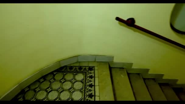 ブダペスト ハンガリー 2022年8月 古い町の家の階段を歩いてハメ撮り映像 我々は階段の一つの飛行を終了し 次の顔に向ける — ストック動画