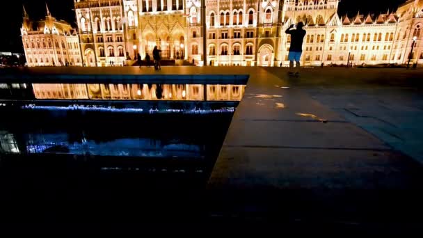 Budapešť Maďarsko Srpen2022 Ohromující Noční Záběry Ikonickým Obrazem Parlamentu Nízký — Stock video