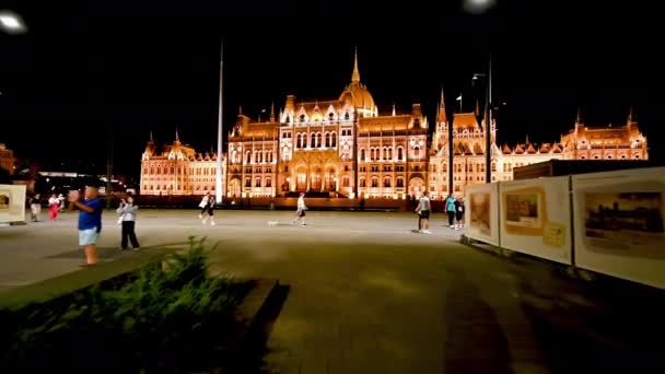 Budapest Ungern Augusti 2022 Fantastisk Natt Pov Promenader Mot Parlamentet — Stockvideo